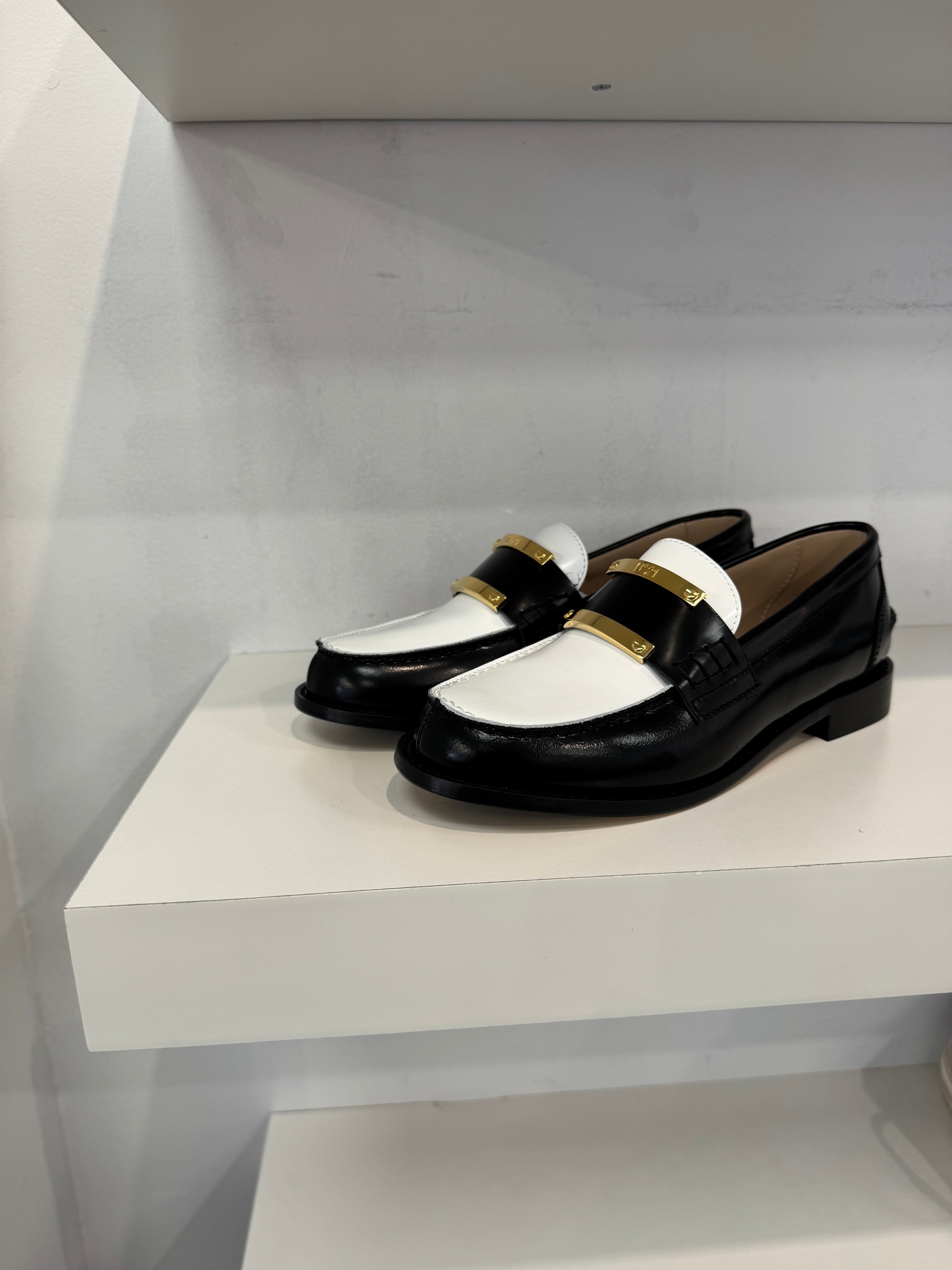 N°21 Classy Buckle Loafer